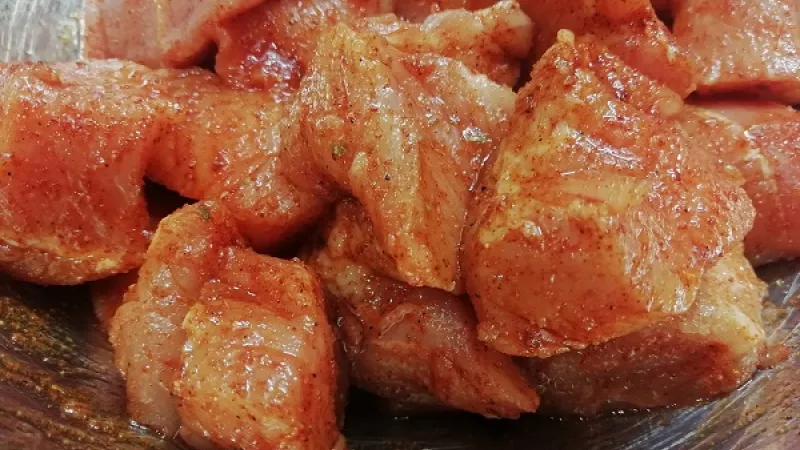 1. Bravčové mäso umyjeme, osušíme, odblaníme. Mäso nakrájame na kocky. Cibuľu očistíme a nakrájame, nemusíme úplne nadrobno, pretože sa rozdusí. Kotlík necháme nad ohňom rozpáliť.