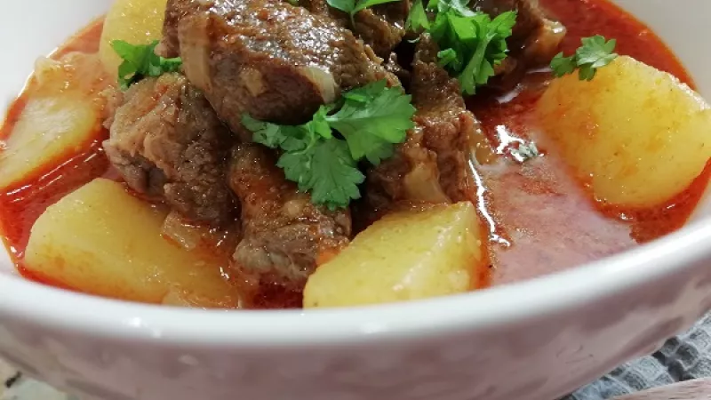7. Kotlíkový guláš ešte zriedime vodou (vždy pridávame iba horúcu vodu, nie studenú) podľa hustoty, ak je potrebné, ešte doladíme chute. Môžeme pridať aj petržlenovú vňať, doplníme vitamín C.