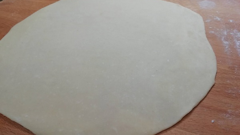 3. Každý bochníček rozvaľkáme do kruhu, cesto by malo mať hrúbku približne 4 mm. S odležaným cestom sa veľmi dobre pracuje, pretože je elastické.