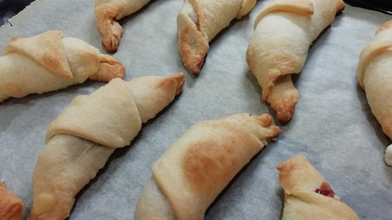7. Z tejto dávky si upečieme 3 väčšie plechy, 64 chrumkavých rožtekov. Rožteky pečieme pri teplote 220 oC cca 10 minút. Končeky by mali byť ružovkasté.
