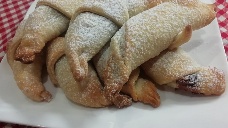 8. Hotové rožteky sú krehké a jemnučké. Posypeme ich práškovým cukrom a môžeme podávať. Vyskúšajte, sú naozaj dokonalé, na prípravu jednoduché.