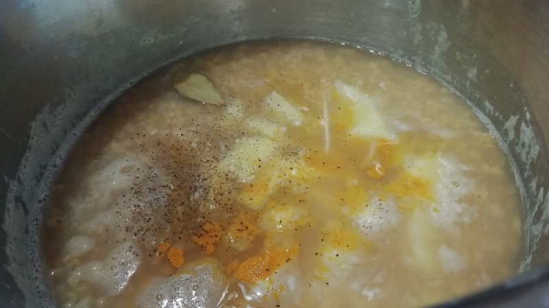 5. Do polievky pridáme zemiaky a korenie. Polievku povaríme do zmäknutia, 20 minút.