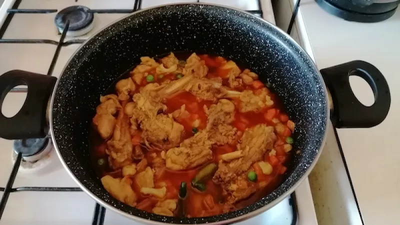 3. Nasleduje zelenina, nakrájaná na kocky a dusíme ďalších 20 minút pod pokrievkou.

