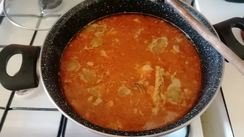 4. Teraz najdôležitejšia ingrediencia – premytá ryža. Zalejeme vodou, aby bola centimeter nad tuhým podielom v hrnci (druhý trik, takto sa ryža ideálne uvarí). 