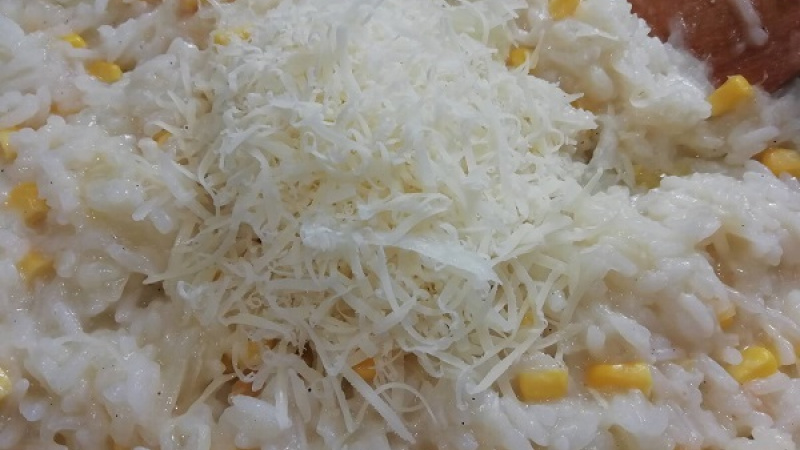 7. Nakoniec do rizota pridáme ešte strúhaný parmezán, ktorý rizoto spolu s maslom nádherne dochutí a prevonia. Dokonalá chuť.