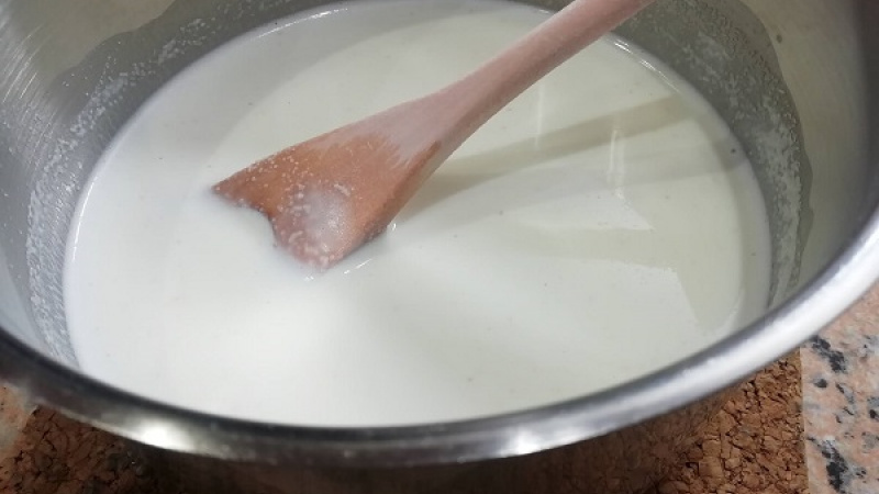 2. Mlieko so štipkou soli necháme zovrieť, znížime plameň. Za stáleho miešania pridávame odmeranú krupicu. 