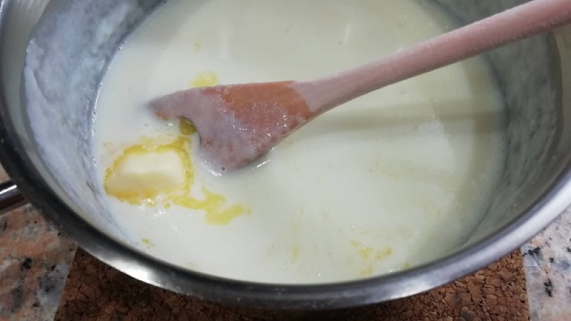 3. Krupicu pridávame veľmi pomaly, aby sa nevytvorili hrudky, miešame metličkou. Kaša nám pomaly zhustne.