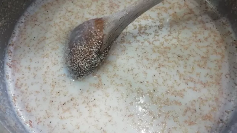 2. Mlieko s cukrom a štipkou soli necháme zovrieť, tak znížime plameň. Za stáleho miešania pridávame krupicu. 