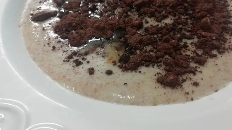 Tip Dobrej kuchyne: Ak by bola kaša príliš riedka, pomaly pridáme ďalšiu krupicu na zahustenie. Keď máme kašu hustejšiu, zriedime ju za stáleho miešania ďalším horúcim mliekom alebo vodou.
Dobrú kašičkovú chuť.