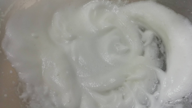 1. Oddelíme bielky od žĺtkov. Z bielkov a soli si vidličkou vyšľaháme tuhý sneh.