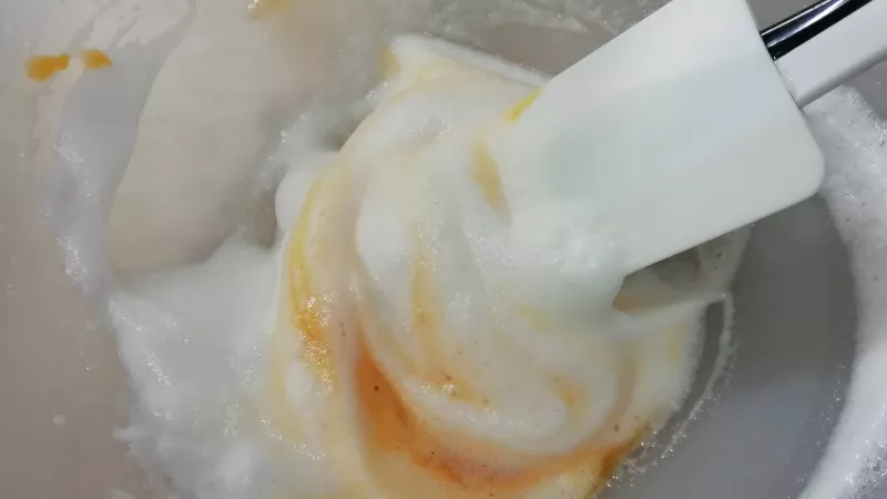 2. K vyšľahaným bielkom opatrne zapracujeme žĺtky, aby bol sneh nadýchaný.