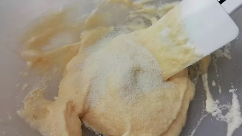 3. Postupne primiešavame klasickú (špaldovú) krupicu, vymiešame redšie cesto.