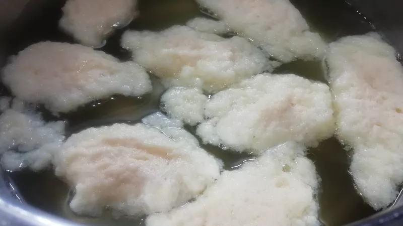 4. Cesto na krupicové knedličky necháme postáť aspoň 10 minút, krupica napučí.