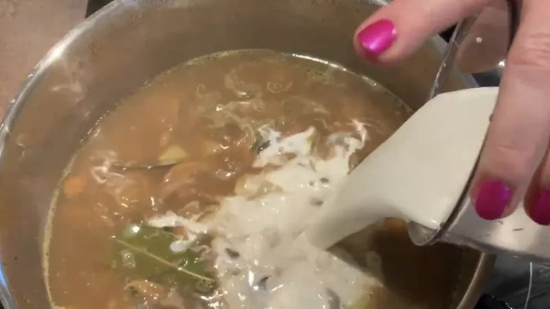 6. Smotanovú zátrepku za stáleho miešania prilejeme do polievky v momente, keď zmäknú zemiaky. Zátrepka kulajdu skvele zahustí.