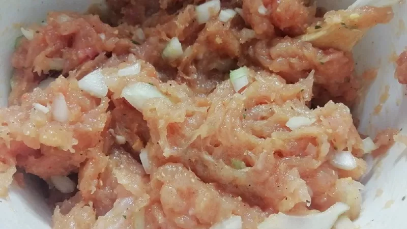 1. Kuracie mäso umyjeme, osušíme, pomelieme. Cibuľu nakrájame nadrobno. K pomletému kuraciemu mäsu pridáme vajce, cibuľu, prelisovaný cesnak (nemusí byť) a obľúbené korenie. Dôkladne premiešame. Pripravené mäso necháme postáť v chlade aspoň jednu hodinu.