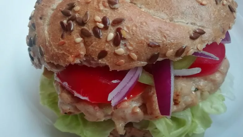 Tip Dobrej kuchyne: Namiesto mäsa z kuracích stehien môžete zvoliť aj kuracie prsia. Domáci hamburger nebude až taký šťavnatý, bude však diétnejší.
Dobrú hamburgerovú chuť.