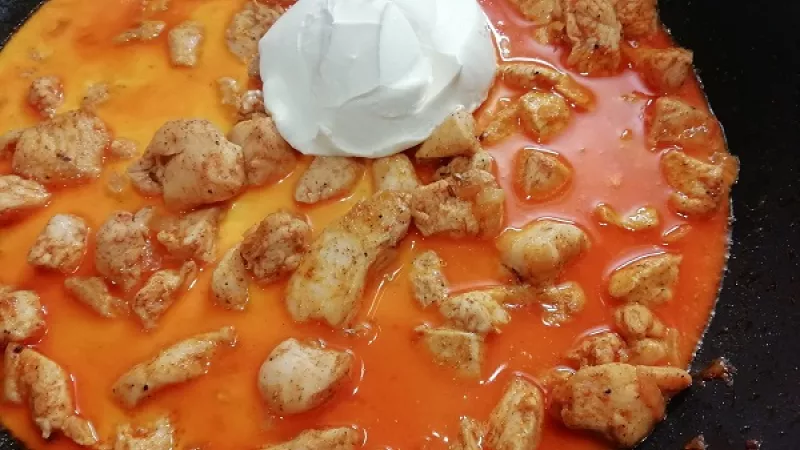 4. Mäso podlejeme horúcou vodou ( cca 1 dl) a pod pokrievkou ho dusíme do mäkka. K mäsu pridáme mlieko a smotanovú nátierku (mascarpone) podľa potreby, hustoty.