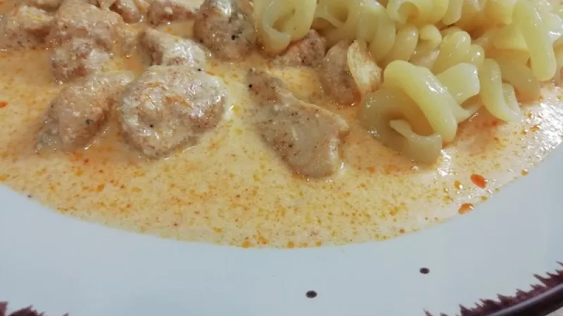 5. Perkelt na jemnom stupni prevaríme. Mlieko s nátierkou sa spoja, omáčka zhustne. Keď je riedka, pridáme nátierku (mascarpone), ak hustá zriedime ju mliekom. Dosolíme.