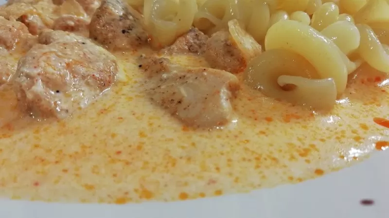 Tip Dobrej kuchyne: Keď si mäso necháme odležať v marináde z oleja a obľúbeného korenia na pár hodín, kurací perkelt bude omnoho chutnejší.
Dobrú chuť želáme.
