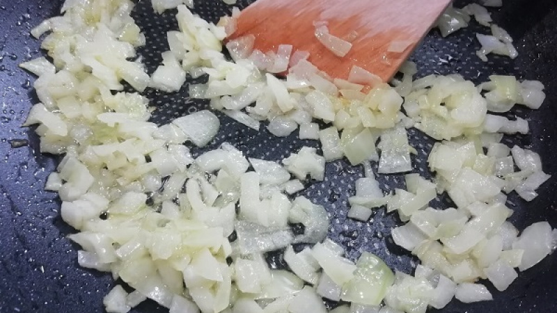 1. Kuraciu pečeň umyjeme, osušíme, odblaníme, nakrájame na kúsky. Cibuľu nakrájame nadrobno, orestujeme na masle (oleji) do sklovita.
