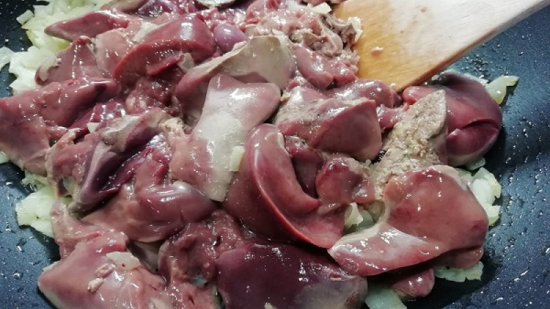 2. Keď cibuľa pekne zavonia, pridáme pripravenú nakrájanú kuraciu pečeň. Môžeme nechať aj väčšie kusy. Pripravte si pečeň ako ju máte radi.