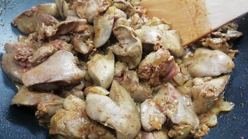 4. Keď je pečeň zatiahnutá, pečeň zbledla, osolíme ju a orestujeme. Tak pridáme jablko, ktoré umyjeme, ošúpeme a nastrúhame na plátky.