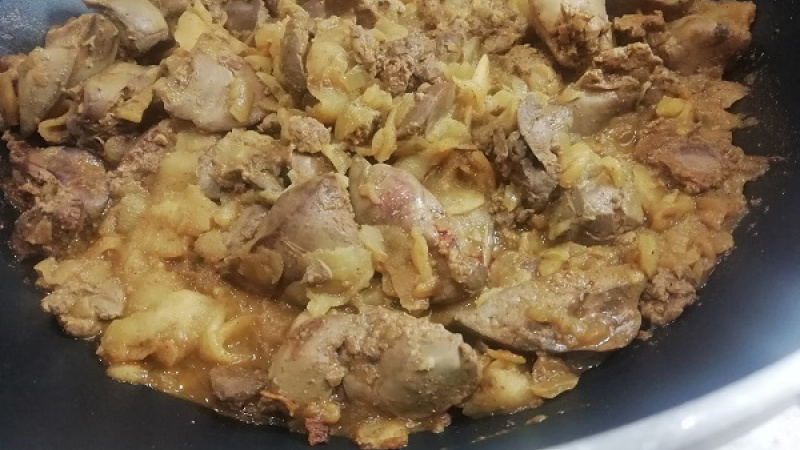 6. Pridáme aj trošku cukru na doladenie chuti. Kuracie pečienky restujeme ako minútku, krátky čas, aby bola jemná, šťavnatá a nezhorkla.