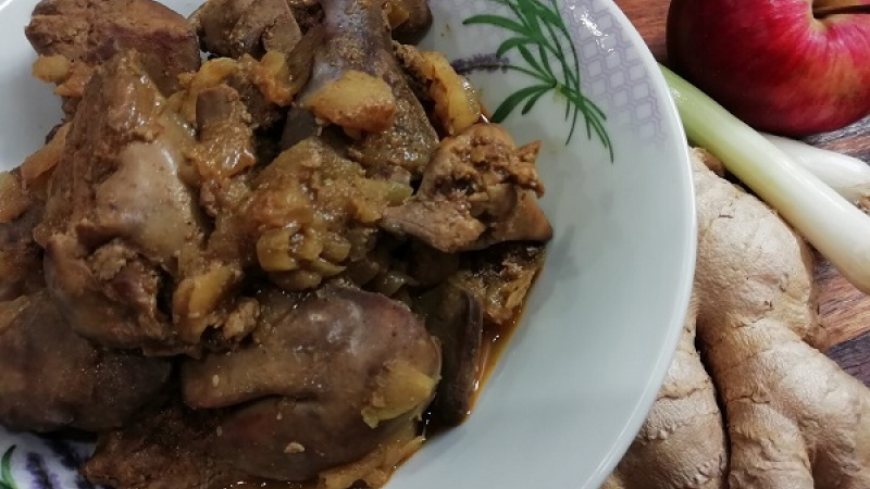 Tip Dobrej kuchyne: Ak milujete pálivé, k restovaniu kuracích pečienok pridajte nadrobno nakrájanú chilli papričku. Biele suché víno môžeme aj vynechať, dodá však na vynikajúcej chuti. 
Dobrú chuť želáme.