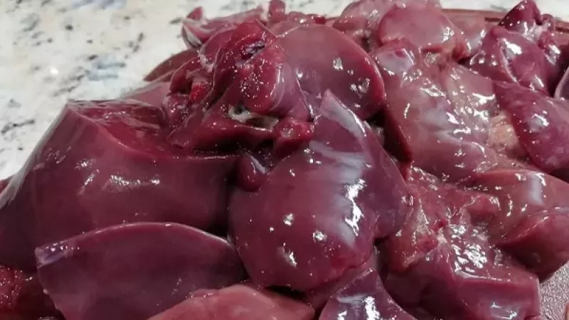 1. Zelený hrášok vložíme do vriacej vody, povaríme 7 minút. Kuraciu pečeň umyjeme, osušíme, odblaníme, nakrájame na kúsky.