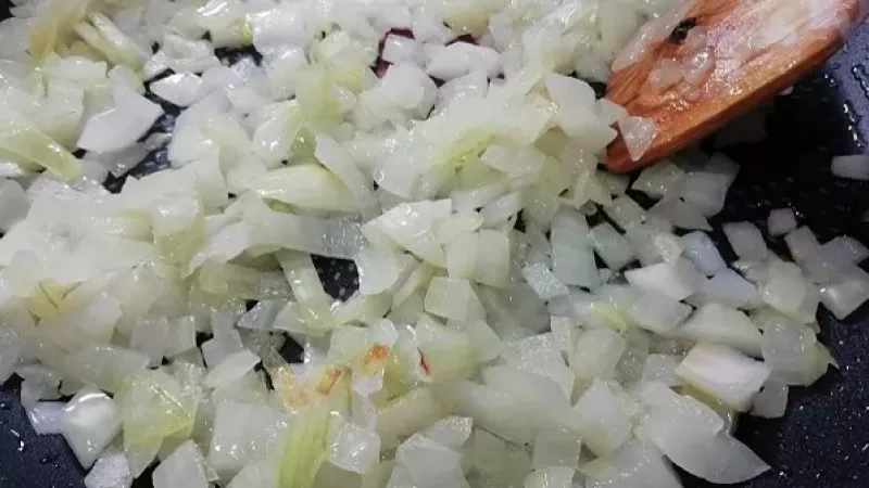 2. Cibuľu nakrájame nadrobno, orestujeme na masle (oleji) do sklovita. Keď cibuľa pekne zavonia, pridáme kúsky kuracej pečene.