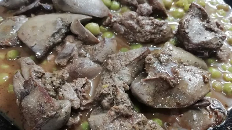 6. Kuracie pečienky restujeme už iba krátko, aby ostali vo vnútri šťavnaté. Ak by sme pečienky opekali pridlho, boli suché a tvrdé.
