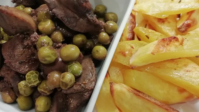 7. Delikátne kuracie pečienky so zeleným hráškom a červeným vínom podávame s opekanými zemiakmi, hranolkami alebo ryžou.