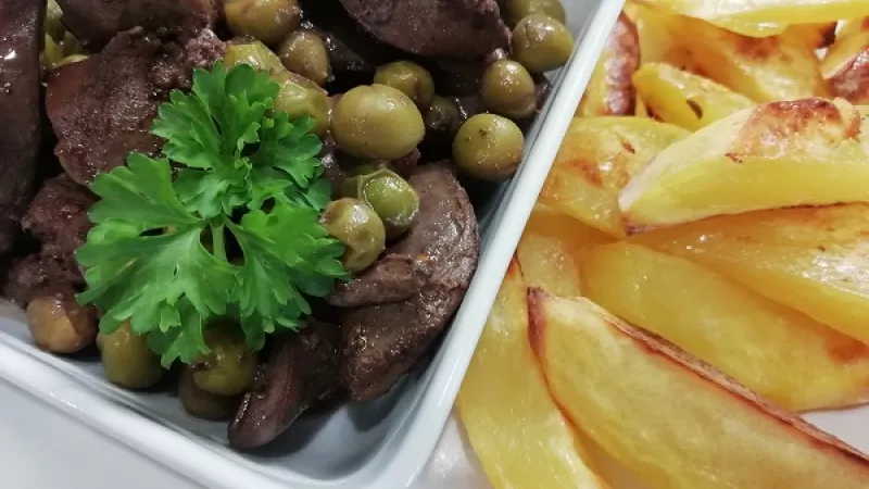 Tip Dobrej kuchyne: Ak milujete pálivé, k restovaniu kuracích pečienok pridajte aj nadrobno nakrájanú chilli papričku. 
Dobrú chuť želáme.