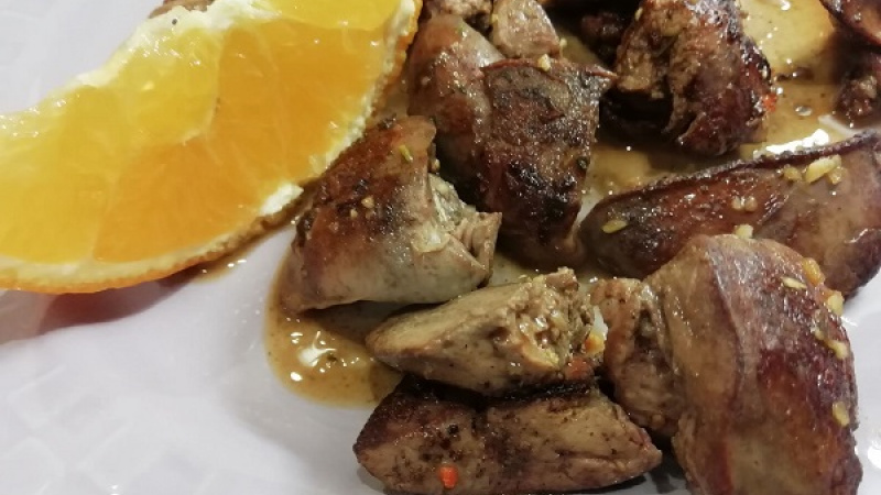 7. Ak by sme pečienky restovali pridlho, stratili by šťavnatosť, boli by tvrdé a aj zhorkli. Podávame s dusenou ryžou, opekanými zemiakmi.