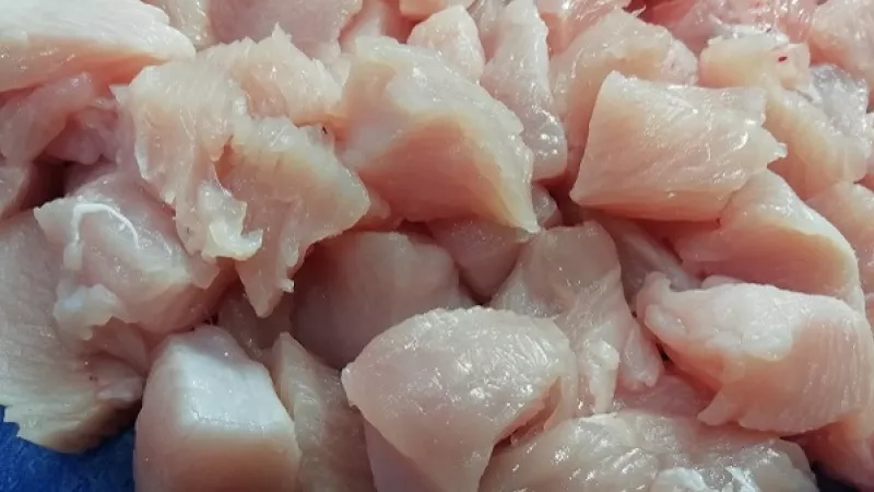 1. Kuracie prsia (morčacie prsia) umyjeme, osušíme a nakrájame na menšie kocky.