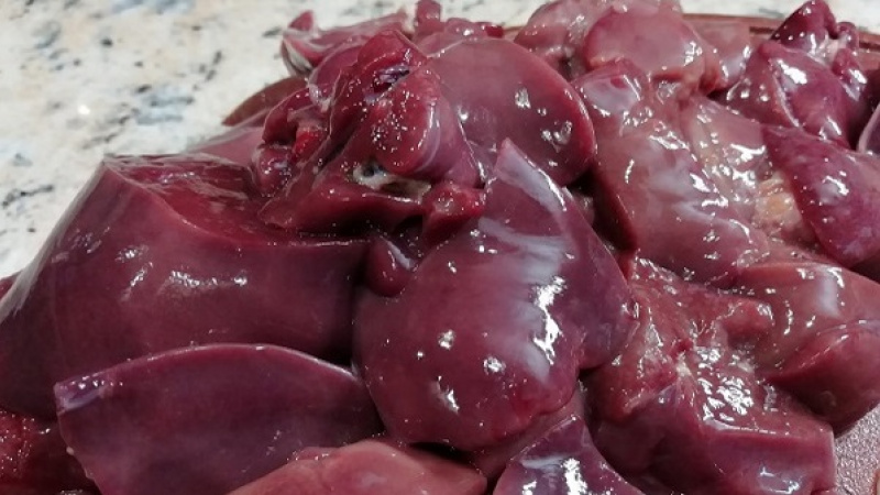 1. Kuraciu pečeň umyjeme, osušíme a odblaníme, nakrájame na menšie kusy. Restovať môžeme aj celé či väčšie kúsky.