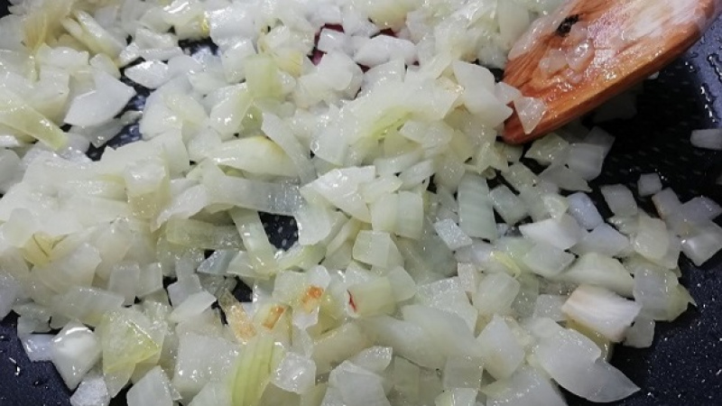 2. Cibuľu očistíme, nakrájame nadrobno. Na masle orestujeme cibuľu do sklovita, nakoniec pridáme cesnak, ten zavonia.