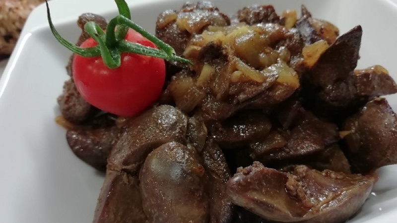 Tip Dobrej kuchyne: Ak milujete pálivé, k restovaniu kuracích pečienok pridajte nadrobno nakrájanú chilli papričku. Ak chcete šťavu hustejšiu, zahustíme ju trochou Solamylu rozmiešaného vo vode.
Dobrú delikátnu chuť.