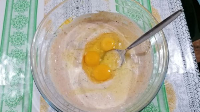 1. Pripravíme si cestíčko: Zmiešame múku s mliekom a vajíčkami. Dochutíme soľou, pridáme oregano a cesnak na jemno nastrúhaný.
