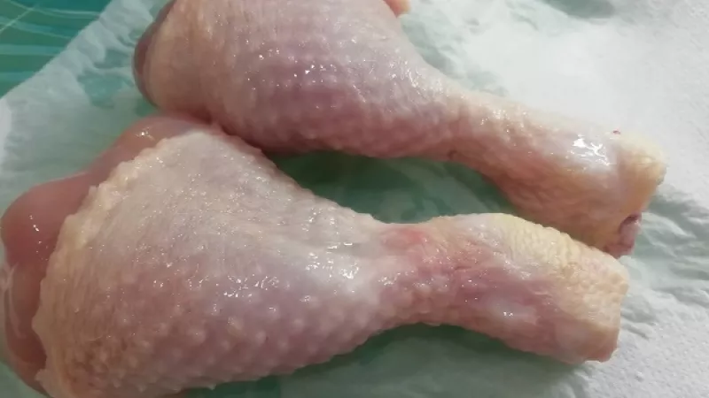 1. Kuracie stehná dobre umyjeme a osušíme. Ak zvolíme celé kuracie stehno, mastnejšie časti odstránime, môžeme ho aj prerezať.