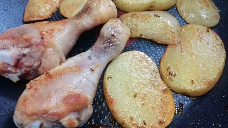 3. Kuracie mäso a plátky zemiakov dochutíme korením podľa obľuby a pomaly opekáme na kvalitnej panvici z každej strany dozlatista.