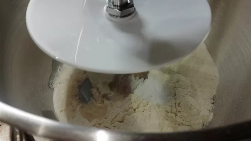 1. Všetky suroviny dáme do nádoby a spolu vymiesime. Cesto by sa nám malo oddeľovať od nádoby. Perlivá voda alebo minerálka musí mať izbovú teplotu. 