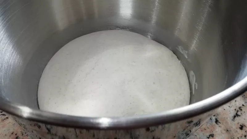 2. Nádobu uzavrieme igelitom (tanierom). Cesto necháme kysnúť pri izbovej teplote cca 10 hodín, podľa potreby. V letnom období to trvá samozrejme aj kratšie.