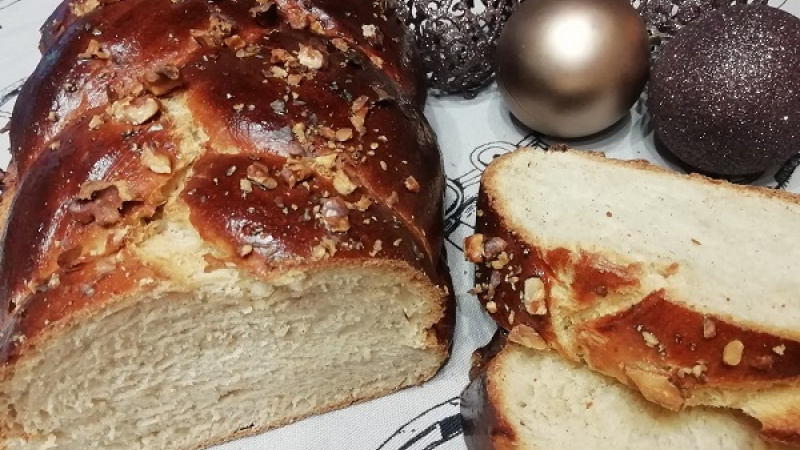 Tip Dobrej kuchyne: Do našej domácej vianočky z kvásku môžeme pridať aj hrozienka namáčané v rume, nadrobno nakrájané sušené slivky alebo brusnice, nasekané oriešky či mandle. Tieto ingrediencie pridávame k mieseniu cesta.
Voňavé vianočkové maškrtenie.