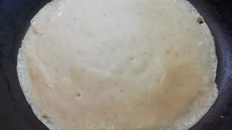 4. Vykysnuté cesto na palacinky opatrne premiešame a pridáme štipku soli. Kváskové palacinky tak budú oveľa jemnejšie. Malý trik sa oplatí vyskúšať. 
