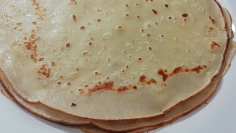 5. Odležané kváskové cesto na palacinky naberačkou naberáme a na rozohriatej kvalitnej panvici (potretej pierkom s olejom) pečieme tenšie palacinky.