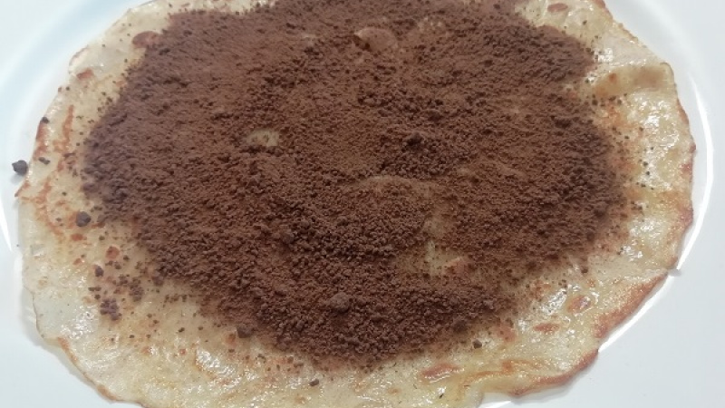 6. Z tohto množstva by sme si mali upiecť 14 ks tenších palaciniek. Palacinky pečieme z každej strany, pokiaľ sa nám nevytvoria hnedasté škvrny.