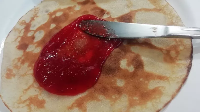 7. Palacinky plníme obľúbenými náplňami, kakaovou, džemovou, ale aj tvarohovou, podľa chuti. Podávame so šľahačkou, zmrzlinou, aj s čerstvým ovocím.