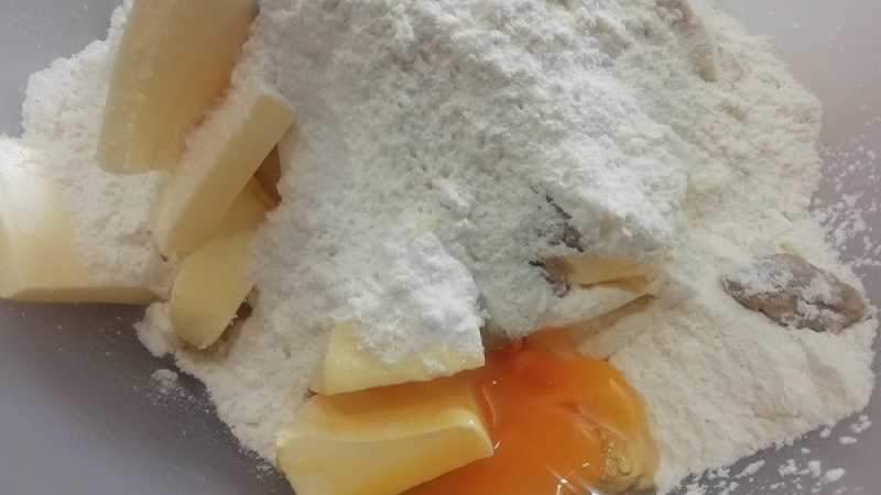 1. Do zmäknutého masla zapracujeme žĺtky. Pridáme ražný kvások, pomletý trstinový (práškový) cukor, vanilínový cukor, soľ, ale aj kôru z citróna, ktorú si nastrúhame.