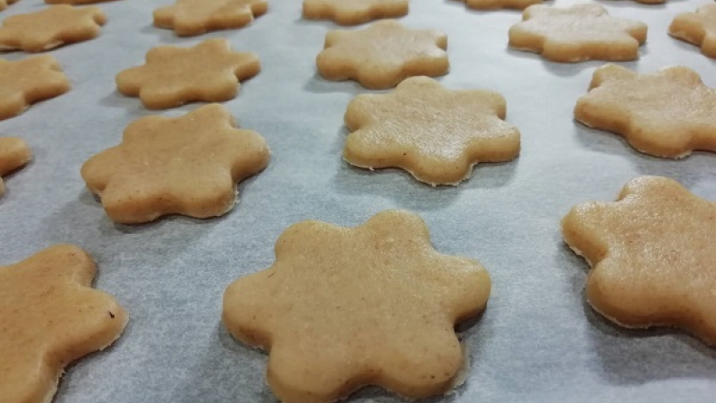 5. Na plech vystlaný papierom na pečenie (plech si môžeme vymastiť aj tukom) ukladáme jednotlivé kúsky, nie blízko seba. Linecké koláčiky pečením trochu narastú.